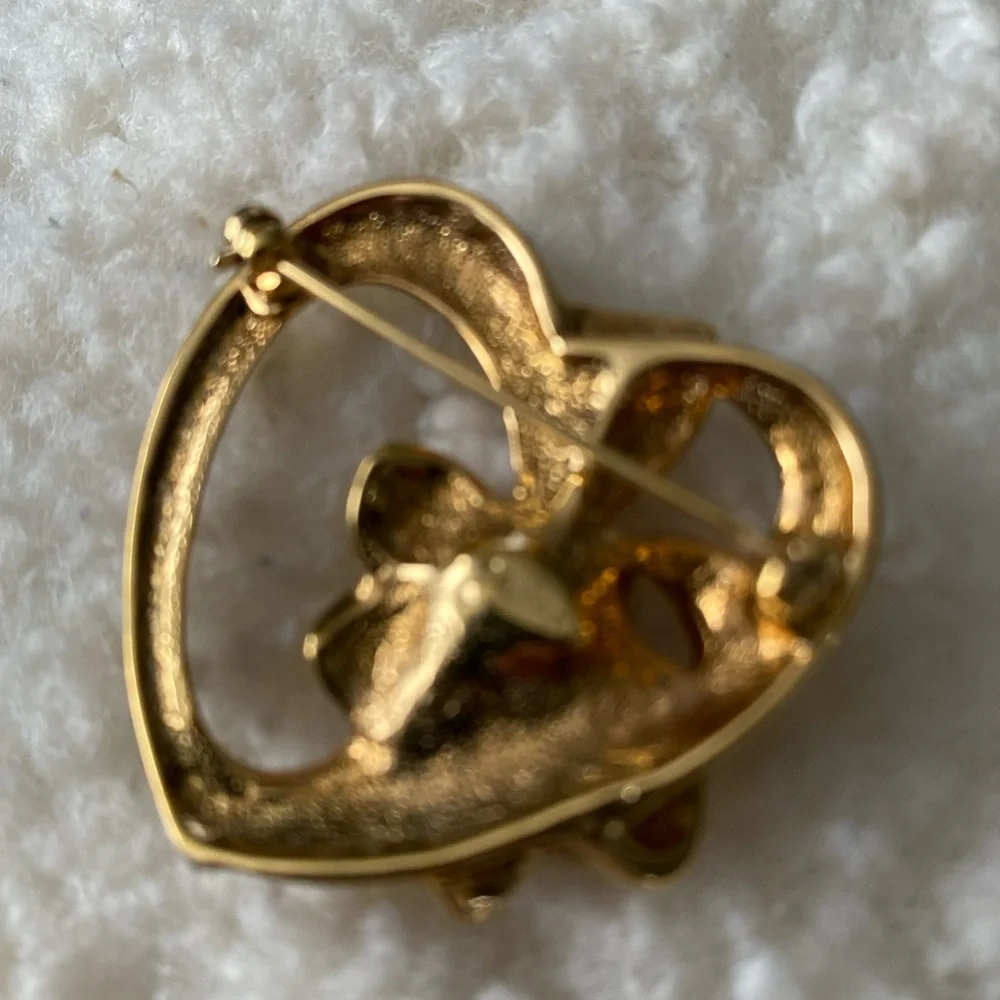 Elegant Gold Heart Brooch with Red Gem‎